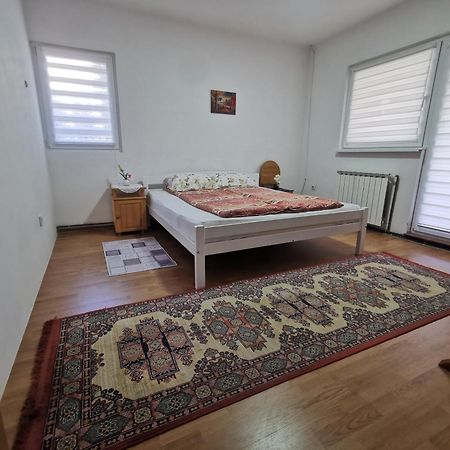Rest & Recharge 4Bdr Apt- Free Parking, Ac & Garden Сараєво Екстер'єр фото